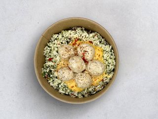 Boly z kurczaka ze szpinakiem, ryżem i sosem serowym (na gorąco) (260g)