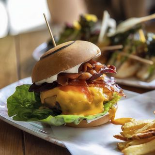 Cheeseburger con bacon y patatas fritas