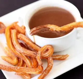 Chocolate (8 Oz.) Con Churros (5 Uds.)