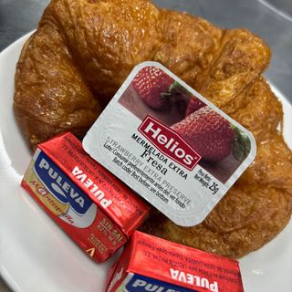 Croissant Mantequilla Mermelada de Fresa