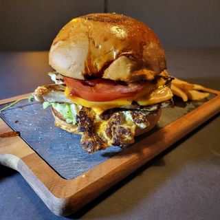 Пилешки бургер с картофки (500г)