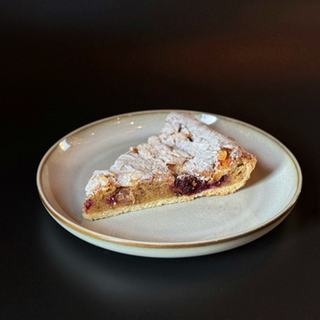 Тарт з франжипаном і вишнею