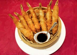 42. Pincho de langostinos envueltos en fideos