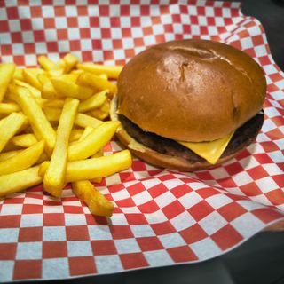 Hamburguesa de pollo con queso, patatas y bebida 