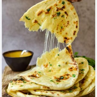 Cheez & garlic naan