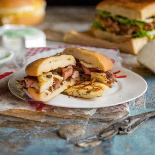 Svinjski vrat u lepinji 200 gr