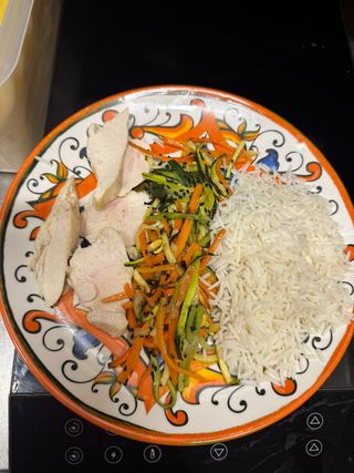 Pollo, verdure in salsa teriyaki e riso basmati