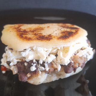 Arepa Dominó... por los contrastes de color, similares al juego.