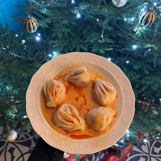 Khinkali with shrimp, salmon and tom yam sauce