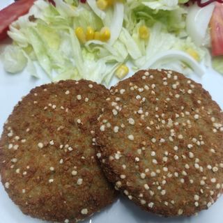 Plat hamburguesa de kale i quinoa / Plato hamburguesa de kale y quinoa
