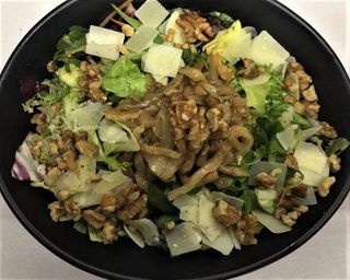 Insalata mista, scaglie parmigiano, melanzane sott'olio e noci
