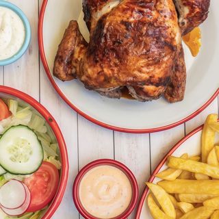Pollo a la brasa + patatas fritas + ensalada fresca + 3 salsas