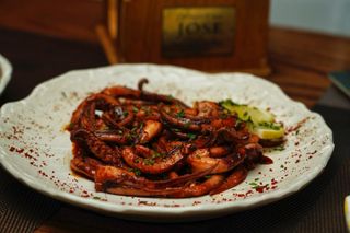 Patas De Calamar Con Salsa Picante