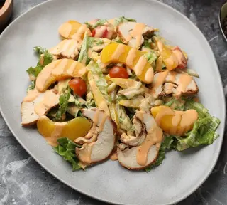 Легкий салат с куриной грудкой под персиковым соусом