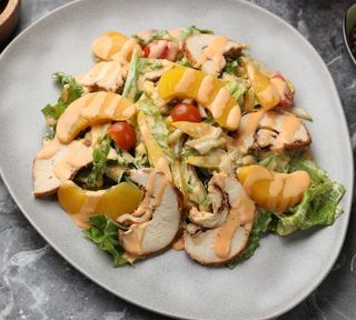 Легкий салат с куриной грудкой под персиковым соусом