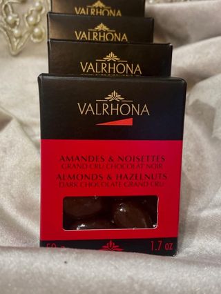Dragées Valrhona Chocolat Noir Amandes Et Noisettes