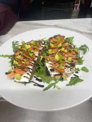 Bruchetta con salmone, avocado, Philadelphia e lime