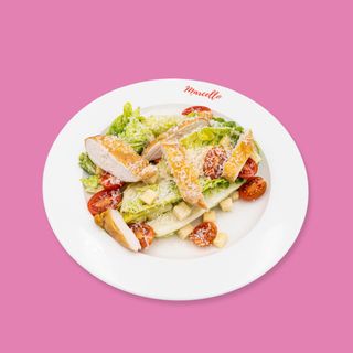 Sałata cezar z kurczakiem zagrodowym