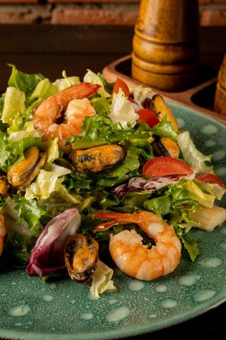 Мікс салата з морепродуктами та авокадо (240г)