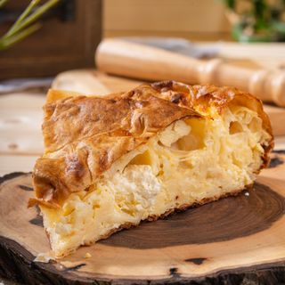 Домашна селска баница с краве сирене, яйца и масло