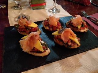 Pâine usturoiată cu somon afumat și salsa mango
