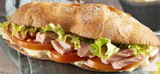Panino tonno pomodoro insalata e maionese