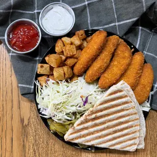 Pui crispy la farfurie cu cartofi prăjiți si salata