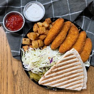 Pui crispy la farfurie cu cartofi prăjiți si salata