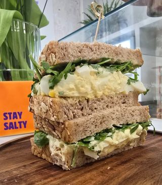 Sándwich de huevo con mayonesa