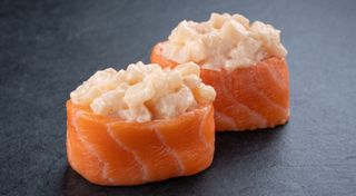 Суші спайс з масляною та лососем
