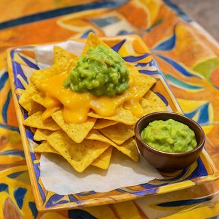 Nachos con cheddar y guacamole