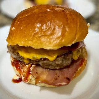 36. Hamburguesa con queso, bacon y huevo