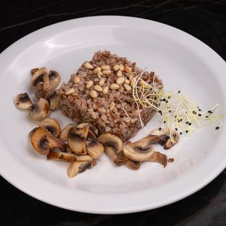 Апетитна гречка з грибами та смаженим кедровим горішком