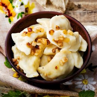 Pierogi z kapustą, grzybami i cebulą