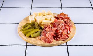 პროშუტოს და ყველის ასორტი