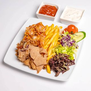 Zestaw z frytkami na talerzu z wołowiną i sałatką feta