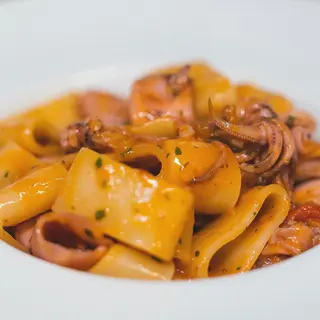 Calamarata mezzemaniche, calamari, pomodorini
