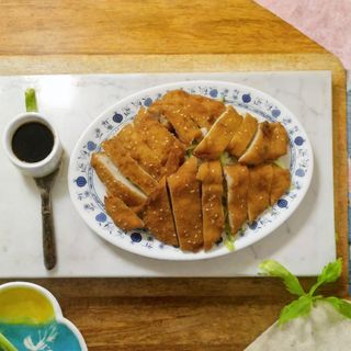 129. Хрупкаво панирано пилешко със зеленчуци (600г)