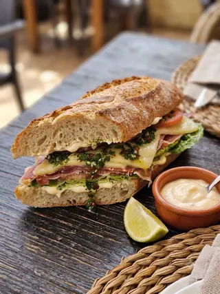 Bocadillo De Jamón Dulce Y Queso