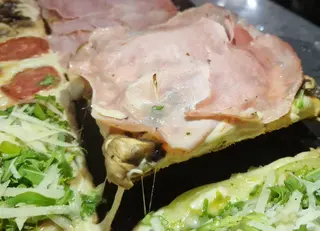 Pizza De Jamón Cocido Y Champiñones (Porción)