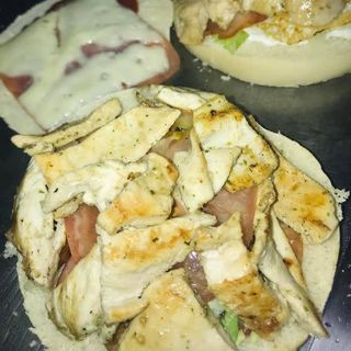 Campero De Pollo Con Queso Y York