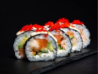 Футомакі з копченим лососем та маринованою креветкою (285g)