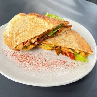 Сендвіч з куркою та беконом 