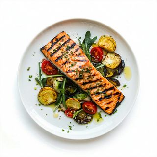 Somon la grătar cu  legume pe  plită