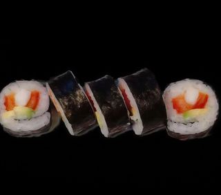 Futomaki de langostinos con aguacate y tomate (5 uds.)