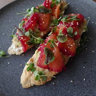 Брускети з лососем