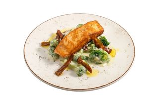 Сьомга с броколи и сметанов сос (350г)