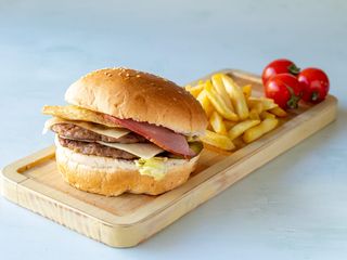 Dupla vratolomija burger i pomfrit