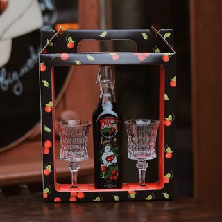 Набір Келихів Та Пляшка Вишнівки (0.5л)