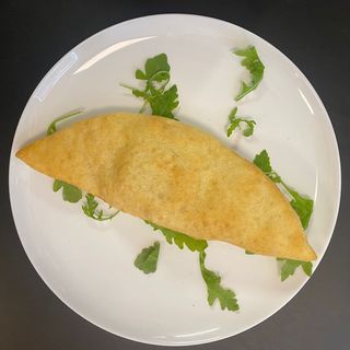 Calzone fritto cotto e mozzarelle 